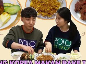 Pertama Coba Makan Pakai Tangan, Ternyata Orang Korea Ini Jago Lho! Pertama Coba Makan Pakai Tangan, Ternyata Orang Korea Ini Jago Lho!