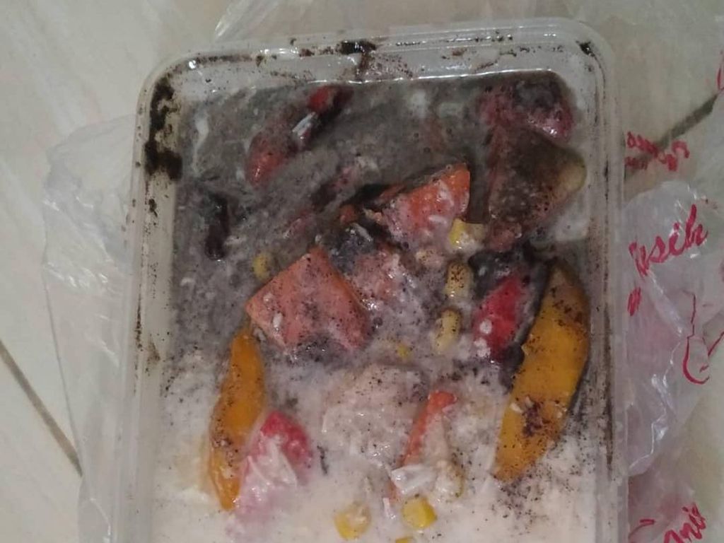 Lihat Salad Buah Berantakan, Netizen : Hii Kayak Air Comberan