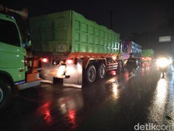 Banyak Truk Parkir, Begini Kondisi Jalan Parung Panjang saat Malam