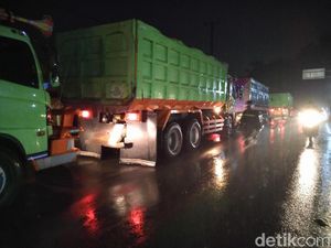 Banyak Truk Parkir, Begini Kondisi Jalan Parung Panjang saat Malam Banyak Truk Parkir, Begini Kondisi Jalan Parung Panjang saat Malam