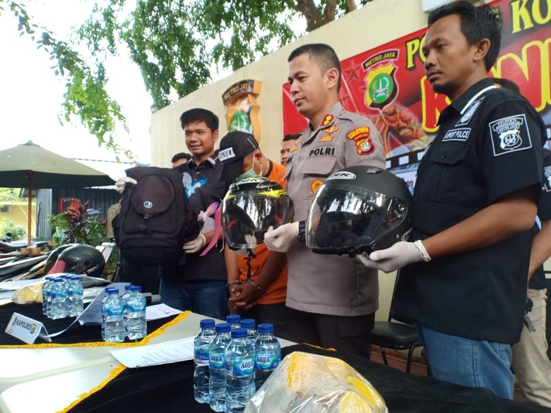 Pencurian helm di Bandara Soetta Foto: Polisi tangkap pencuri helm di Bandara Seokarno-Hatta (Faisal) Pencurian helm di Bandara Soetta Foto: Polisi tangkap pencuri helm di Bandara Seokarno-Hatta (Faisal)