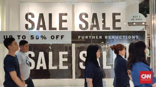 Berburu Barang Diskon Akhir Tahun Pengunjung melihat dan membeli produk fashion dan perlengkapan tubuh di pusat perbelanjaan kawasan Thamrin, Jakarta, Jumat, 27 Desember 2019. Menjelang akhir tahun, sejumlah toko pakaian dan perlengkapan lainnya memberi diskon bagi pengunjung yang berbelanja untuk menghabiskan stok lama produknya. CNNIndonesia/Safir Makki