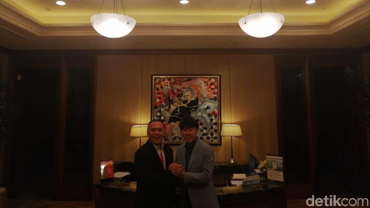Shin Tae-yong bicarakan finalisasi kontrak dengan Ketum PSSI Iwan Bule. (Randy Prasatya/detikSport)