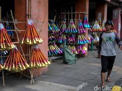 Pedagang Terompet Menjamur Menyambut Tahun Baru