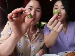 Kocak! Begini Nih Reaksi Orang Asing Saat Coba Petai Pertama Kali