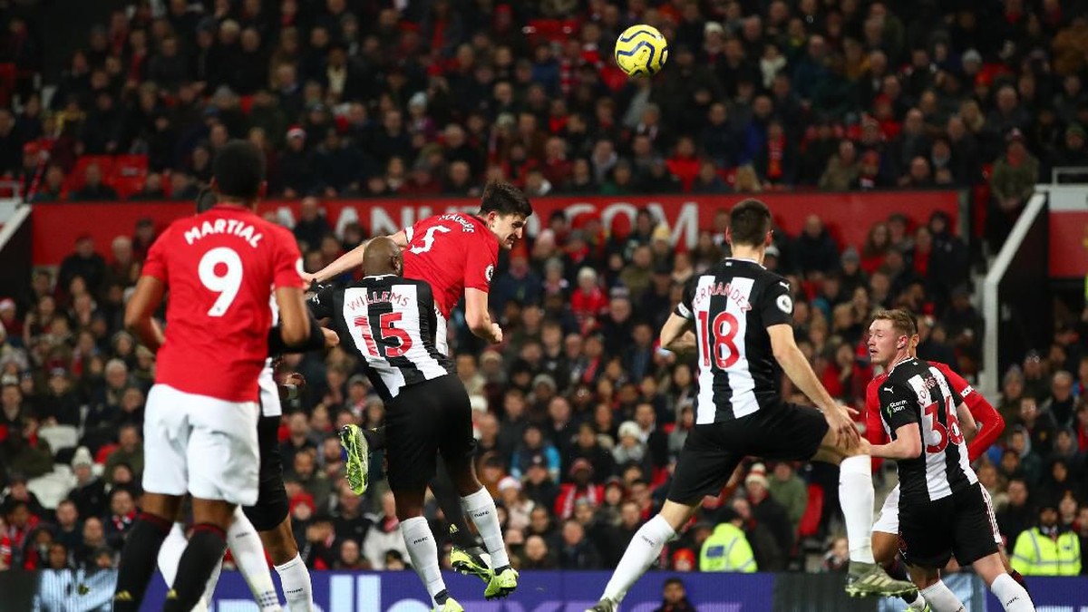 Menurut Harry Maguire, Manchester United menunjukkan mentalitas bagus untuk comeback dan mengalahkan Newcastle United. (Foto: Clive Brunskill / Getty Images)