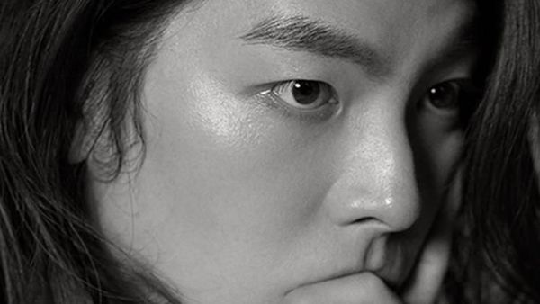 Bikin Deg-degan, Potret Tampan Kim Woo Bin Bergaya dengan Rambut Gondrong