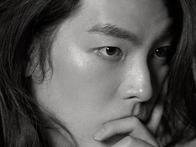 Bikin Deg-degan, Potret Tampan Kim Woo Bin Bergaya dengan Rambut Gondrong
