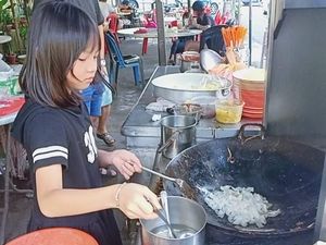 Jago Masak, Kwetiaw Goreng Buatan Bocah 8 Tahun Ini Laris Manis