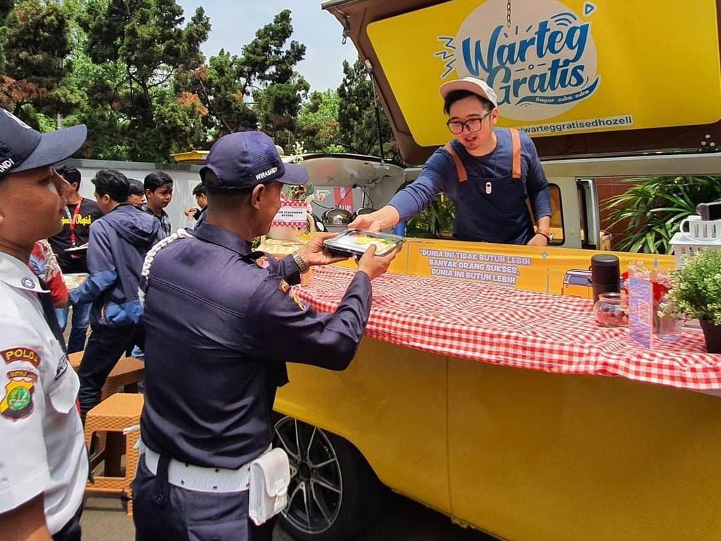 Youtuber Edho Zell Buka Warteg Hingga Bocah Pamer Agar-agar yang Berujung Apes Youtuber Edho Zell Buka Warteg Hingga Bocah Pamer Agar-agar yang Berujung Apes