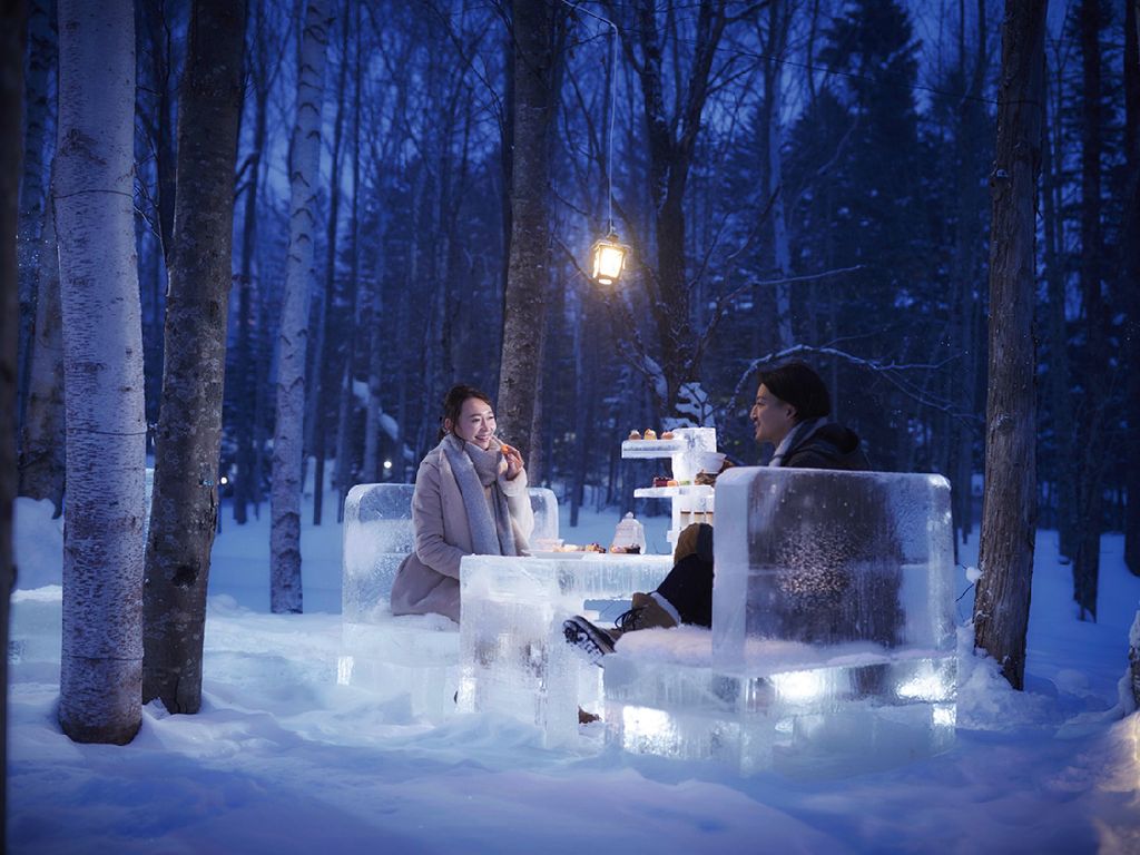 Brrrr! Ice Village Tawarkan Sensasi Minum Teh Sambil Duduk di Atas Es Batu