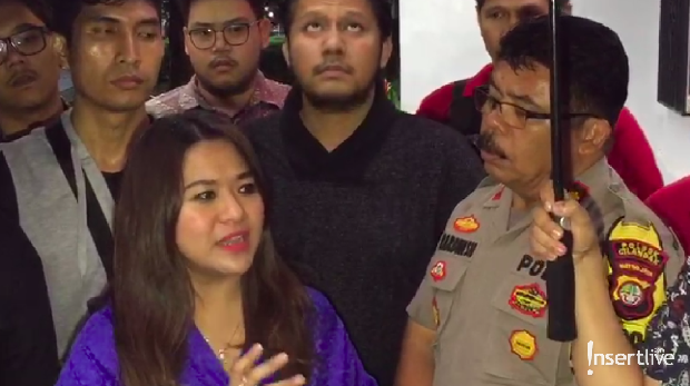 Pengacara Iis Dahlia didampingi Kapolsek Cilandak
