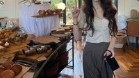 Park Jiyeon, Pelantun Take A Hike yang Mempesona Saat Kulineran