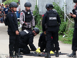 Heboh Benda Serupa Dinamit Macetkan Trans Sulawesi