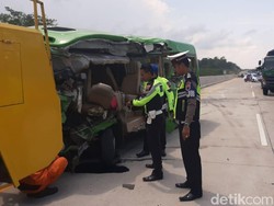Sopir Elf Diduga Mengantuk, Begini Kronologi Laka di Tol Semarang-Batang