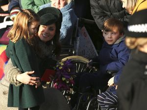 Foto: Momen Manis Putri Charlotte Memeluk Wanita Difabel di Hari Natal Foto: Momen Manis Putri Charlotte Memeluk Wanita Difabel di Hari Natal