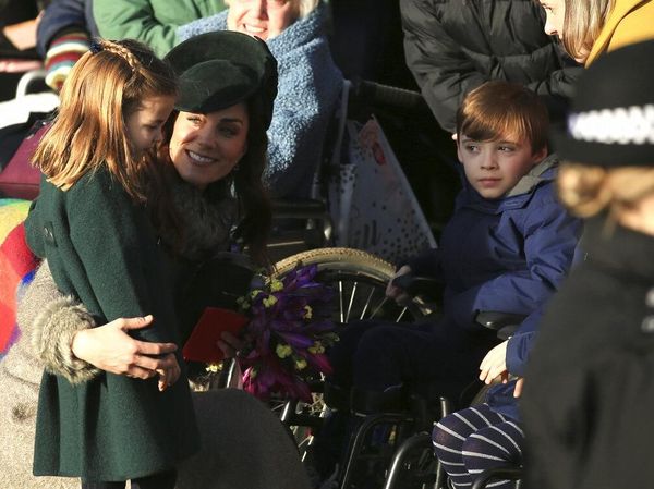 Foto: Momen Manis Putri Charlotte Memeluk Wanita Difabel di Hari Natal