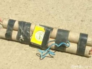 Begini Penampakan Benda Mirip Dinamit di Trans Sulawesi Begini Penampakan Benda Mirip Dinamit di Trans Sulawesi