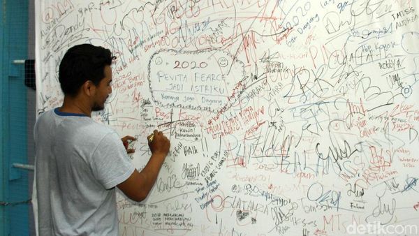 Warga Tulis Harapan di Kaos Raksasa