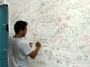 Warga Tulis Harapan di Kaos Raksasa