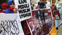 Potret Massa Bela Uighur Kepung Konjen China di Surabaya