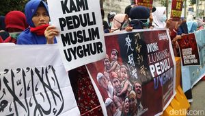 Potret Massa Bela Uighur Kepung Konjen China di Surabaya