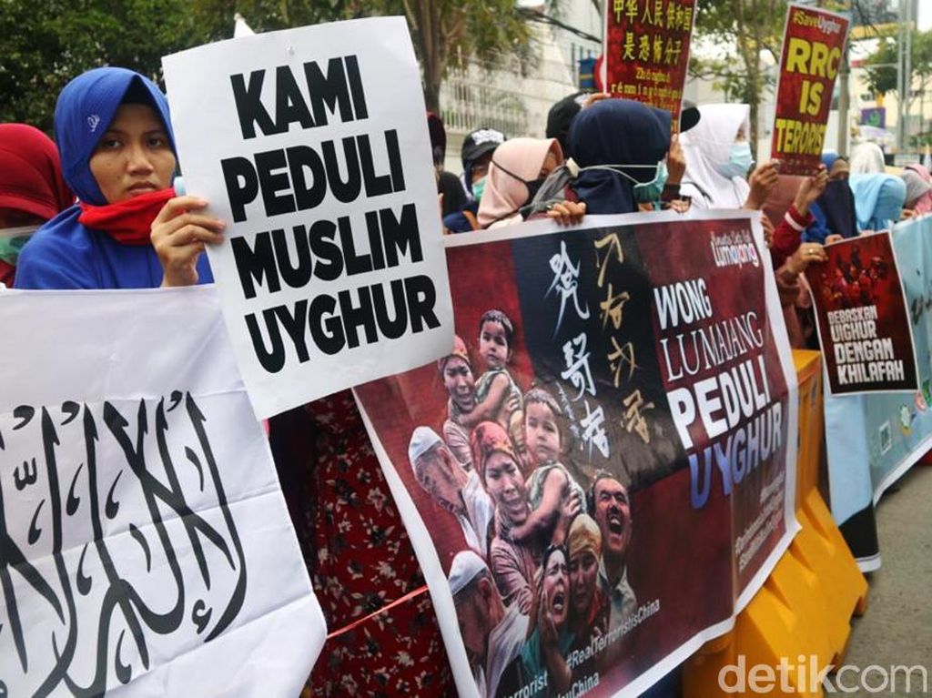 Potret Massa Bela Uighur Kepung Konjen China di Surabaya Potret Massa Bela Uighur Kepung Konjen China di Surabaya