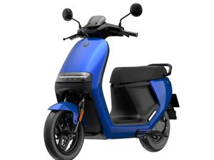 Keren, Skuter Listrik Ini Bisa Berdiri Sendiri Tanpa Standar