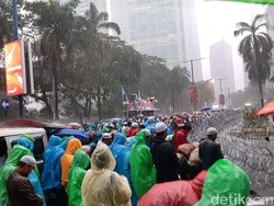 Diguyur Hujan, Massa Bela Uighur di Kedubes China Lanjut Aksi