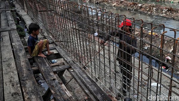 Tanggul, Bentengi Kampung Rawa Johar Baru dari Banjir