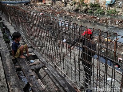 Tanggul, Bentengi Kampung Rawa Johar Baru dari Banjir