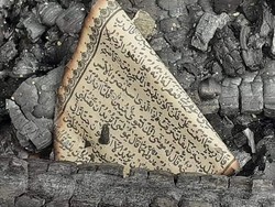 Viral Foto Selembar Al-Quran Utuh di Tengah Puing Kebakaran Rumah