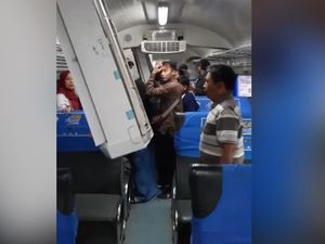 Lokomotif Seruduk Gerbong Kereta: AC Jatuh, 8 Penumpang Terluka