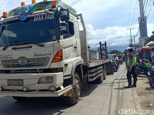 Ada Temuan Benda Mirip Dinamit, Trans Sulawesi Barru Arah Makassar Macet Ada Temuan Benda Mirip Dinamit, Trans Sulawesi Barru Arah Makassar Macet