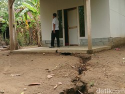 Tanah dan Rumah Retak di Trenggalek Paksa Warga Mengungsi
