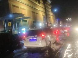 Ada Genangan di Samping Untar, Kendaraan Masih Bisa Melintas