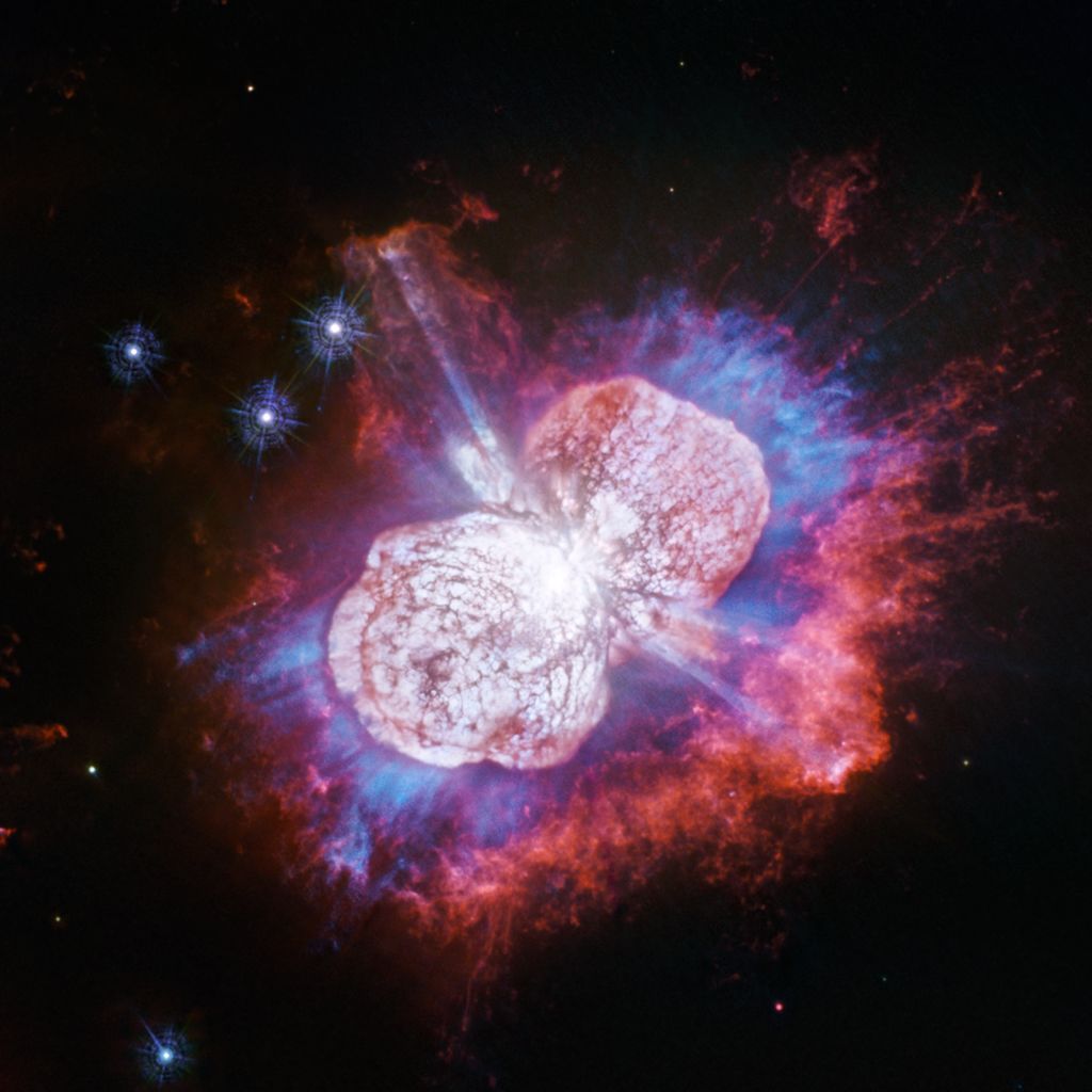 Eta Carinae. Supernova masa depan ini masih menampilkan sisa-sisa letusannya di 1843 yang spektakuler. Foto: NASA, ESA, N. Smith (University of Arizona), J. Morse (Boldlygo Institute).
