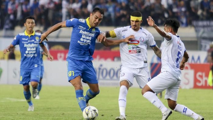 David Omid Nazari (kedua dari kiri) tetap tolong-menolong Persib Bandung. (Novrian Arbi/Antara) David Omid Nazari (kedua dari kiri) tetap tolong-menolong Persib Bandung. (Novrian Arbi/Antara)
