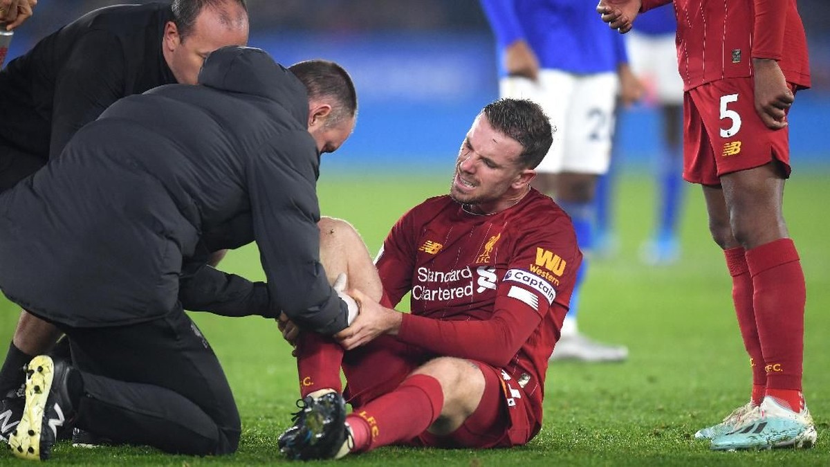Jordan Henderson mendapat cedera saat Liverpool mengalahkan Leicester City (Michael Regan/Getty Images)