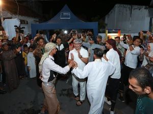 Kulineran di Kampung Arab Banyuwangi, Ridwan Kamil Ngopi Sambil Kunyah Kurma Kulineran di Kampung Arab Banyuwangi, Ridwan Kamil Ngopi Sambil Kunyah Kurma