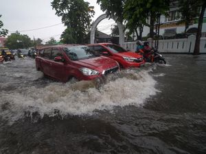 Penampakan Banjir yang Merendam Kawasan Bandung Penampakan Banjir yang Merendam Kawasan Bandung