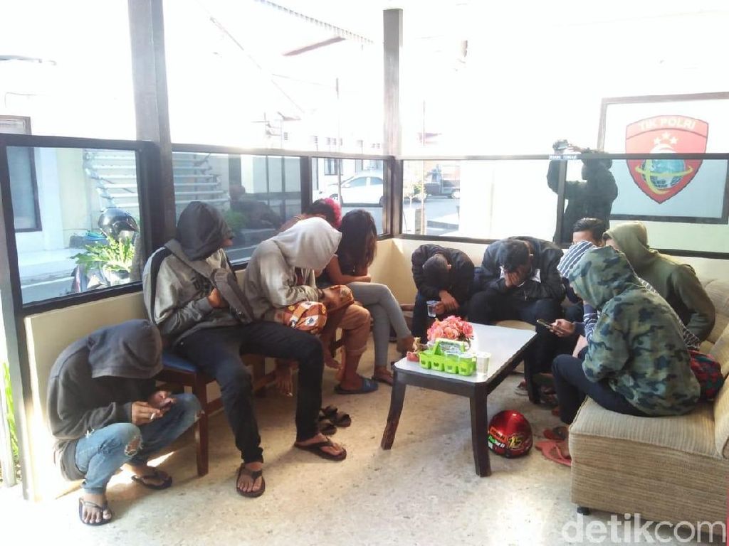 Miris, 15 ABG Pesta Miras Digelandang ke Kantor Polisi, Satu Hamil 5 Bulan Miris, 15 ABG Pesta Miras Digelandang ke Kantor Polisi, Satu Hamil 5 Bulan