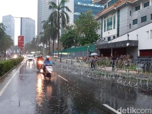Massa Aksi Bela Uighur Bubarkan Diri, Jalan Depan Kedubes China Dibuka Massa Aksi Bela Uighur Bubarkan Diri, Jalan Depan Kedubes China Dibuka