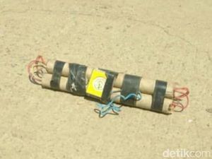 Jihandak Polda Sulsel Cek Benda Mirip Dinamit di Trans Sulawesi Barru Jihandak Polda Sulsel Cek Benda Mirip Dinamit di Trans Sulawesi Barru