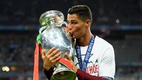 Cristiano Ronaldo menutup ajang Euro dengan torehan kampiun di tahun 2016 (Getty Images)