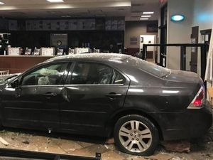 Tak Sabar Antre hingga Lapar, Mobil Masuk Restoran Ini Bikin Geleng Kepala