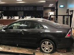 Tak Sabar Antre hingga Lapar, Mobil Masuk Restoran Ini Bikin Geleng Kepala