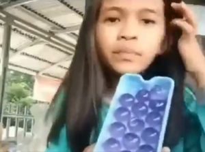 Pamer Agar-agar Lucu, Bocah Perempuan Ini Alami Hal Apes