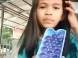 Pamer Agar-agar Lucu, Bocah Perempuan Ini Alami Hal Apes