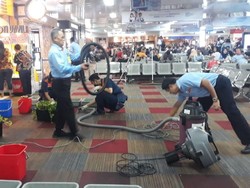 Atap Ruang Tunggu Bandara Halim Bocor